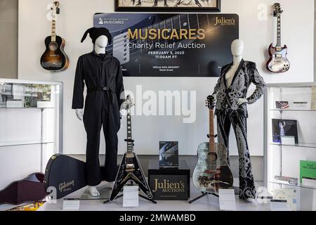 Beverly Hills, Stati Uniti. 01st Feb, 2023. Musicales oggetti d'asta di beneficenza da vari musicisti. 2/1/2023 Beverly Hills, CA., USA (Photo by Ted Soqui/SIPA USA) Credit: Sipa USA/Alamy Live News Foto Stock