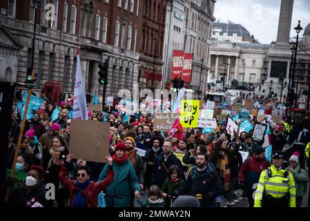 Londra, Regno Unito. 01st Feb, 2023. Una folla di attivisti marciano lungo Whitehall durante lo sciopero del Public and Commercial Services Union (PCS). 100.000 membri della pubblica amministrazione, tra cui gli operatori del settore dell'istruzione e delle ferrovie, hanno tenuto scioperi e dimostrazioni in città e città del Regno Unito in cerca di un aumento della retribuzione. (Foto di Loredana Sangiuliano/SOPA Images/Sipa USA) Credit: Sipa USA/Alamy Live News Foto Stock