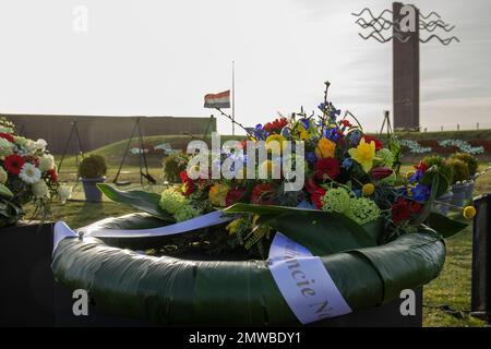 OUWERKERK, PAESI BASSI - FEBBRAIO 1: Una corona al memoriale durante l'alluvione del 1953 Commemorazione al Watersnoodmuseum (Flood Museum) il 1st febbraio 2023 a Ouwerkerk, Paesi Bassi (Foto di Peter van der Klooster/Orange Pictures) Foto Stock