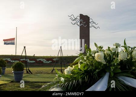 OUWERKERK, PAESI BASSI - FEBBRAIO 1: Una corona al memoriale durante l'alluvione del 1953 Commemorazione al Watersnoodmuseum (Flood Museum) il 1st febbraio 2023 a Ouwerkerk, Paesi Bassi (Foto di Peter van der Klooster/Orange Pictures) Foto Stock