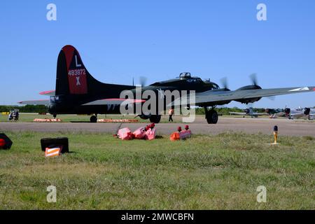 Il Boeing B-17 di volo ha coinvolto in una collisione a mezz'aria all'Aeroporto Executive di Dallas durante uno spettacolo aereo Foto Stock