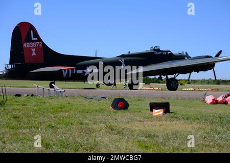 Il Boeing B-17 di volo ha coinvolto in una collisione a mezz'aria all'Aeroporto Executive di Dallas durante uno spettacolo aereo Foto Stock