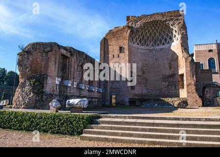 Vista sulle rovine storiche di Cella di Venere nel tempio doppio Tempio di Venere e della Dea Città Roma, Foro Romano, Roma, Lazio, Italia Foto Stock