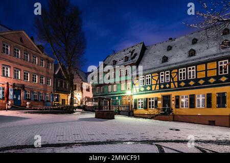 Il quartiere Hoechst con il suo castello, il Makantturm, case a graticcio e la Schlossplatz. in inverno all'ora blu nella neve. Francoforte Foto Stock
