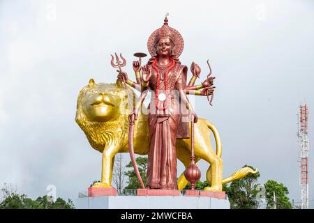 Statua della dea Mahalaxmi presso il lago sacro di Ganga Talao, nel sud dell'isola di Mauritius Foto Stock