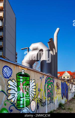 Alto edificio con balconi in cemento e tubi di ventilazione e pareti con graffiti, Monaco, Baviera, Germania Foto Stock