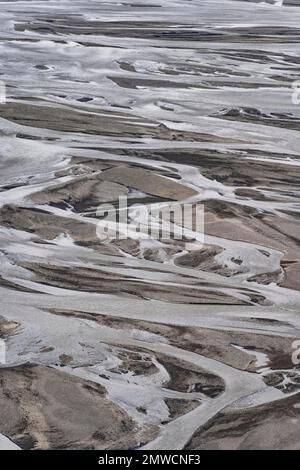 Escursionista su una collina, vista su terra alluvionale e paesaggio fluviale, meandri fluviali, Dimonarhellir, Suourland, Islanda Foto Stock