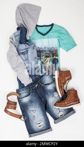 Abbigliamento da uomo; Set: Shorts, giacca, T-shirt e Scarpe, Foto su sfondo bianco. Foto Stock