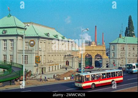 Via con autobus, ristorante 12 e porta d'ingresso della fabbrica di birra Pilsner Urquell, Pilsen, 30 ottobre 1991, Cecoslovacchia Foto Stock