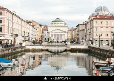 Barche sul Canal Grande, chiesa classica di Sant'Antonio Taumaturgo in centro, Piazza Sant'Antonio, Trieste, Friuli Venezia Giulia, Italia Foto Stock