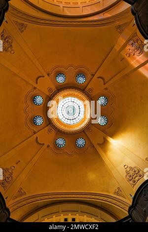 Finestra in una cupola, Art Nouveau, bagno Gellert, Budapest, Ungheria Foto Stock