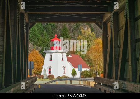 Il faro incorniciato da un ponte coperto a St Martins, New Brunswick, Canada. Foto Stock