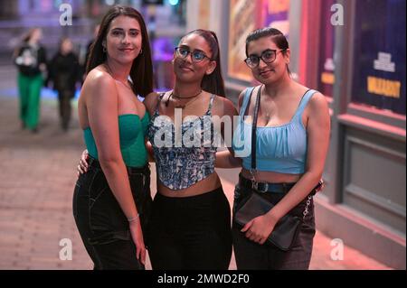 Birmingham, 1 febbraio 2023 - Revellers ha detto addio a Dry January e ciao a Free-for-All febbraio mentre si godevano una serata di festa il mercoledì sera su Broad Street a Birmingham. Credito: Interrompi stampa Media/Alamy Live News Foto Stock