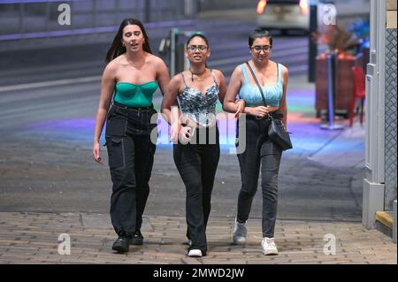 Birmingham, 1 febbraio 2023 - Revellers ha detto addio a Dry January e ciao a Free-for-All febbraio mentre si godevano una serata di festa il mercoledì sera su Broad Street a Birmingham. Credito: Interrompi stampa Media/Alamy Live News Foto Stock