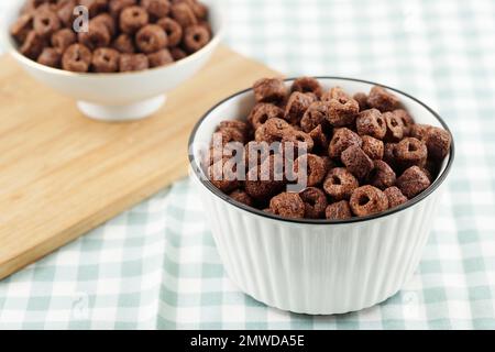 Cioccolata anello cereali per colazione. Sul tavolo Foto Stock