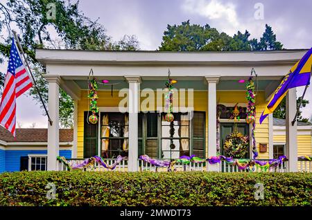 Una casa è decorata per Mardi Gras su Augusta Street, 30 gennaio 2023, a Mobile, Alabama. Foto Stock