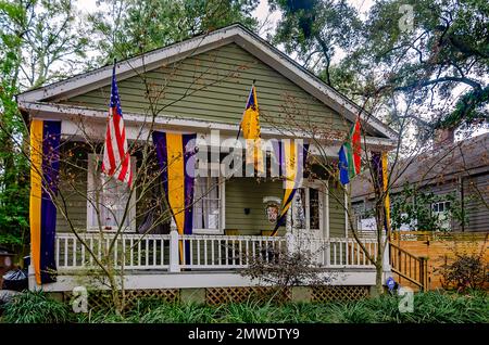 McAuley Cottage è decorato per Mardi Gras su Augusta Street, 30 gennaio 2023, a Mobile, Alabama. Il cottage vittoriano è stato costruito nel 1890. Foto Stock