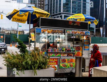 New York, NY - USA - 28 gennaio 2023 immagine orizzontale di un venditore di Street food di New York City sull'undicesima Avenue fuori dall'iconico Centro Javitis a Manha Foto Stock