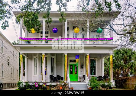 Una casa americana Foursquare è decorata per Mardi Gras su Palmetto Street, 30 gennaio 2023, a Mobile, Alabama. La casa è stata costruita nel 1892. Foto Stock