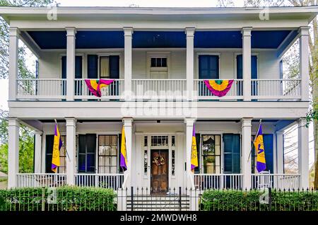Una casa è decorata per Mardi Gras su Palmetto Street, 30 gennaio 2023, a Mobile, Alabama. Foto Stock