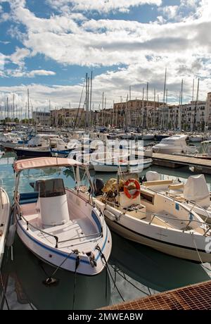 Barche e barche a la Cala Port, Palermo, Sicilia, Italia Foto Stock