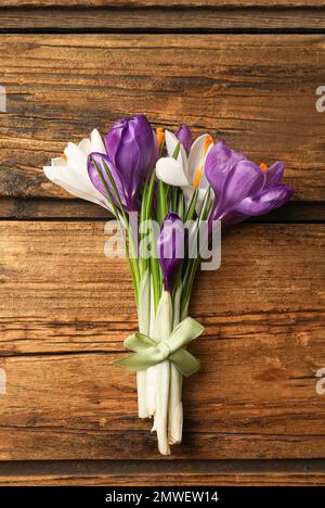 Bella primavera croco fiori su tavolo di legno, vista dall'alto Foto Stock