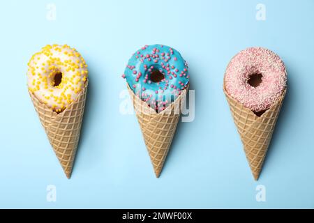 Gelato fatto con ciambelle su sfondo azzurro, piatto Foto Stock