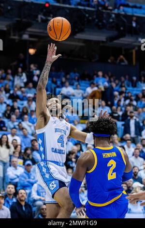 1 febbraio 2023: North Carolina Tar Heels guardia R.J. Davis (4) spara su Pittsburgh Panthers in avanti Blake Hinson (2) durante la prima metà del matchup di basket ACC al Dean Smith Center di Chapel Hill, North Carolina. (Scott Kinser/CSM) Foto Stock