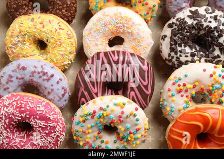 Ciambelle glassate yummy con spruzzi, vista primo piano Foto Stock