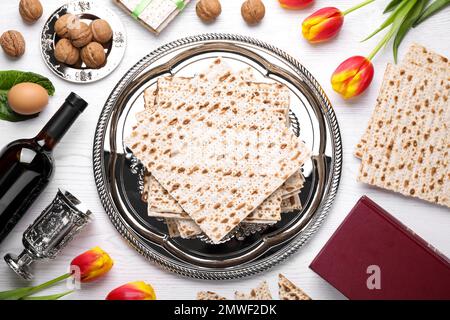 Composizione piatta con simbolica Pesach (Passover Seder) su tavolo di legno bianco Foto Stock