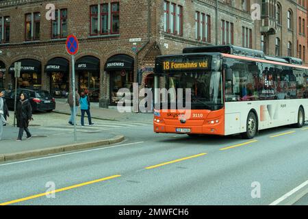 Un autobus che guida sulla strada nella città di Bergen, Norvegia Foto Stock