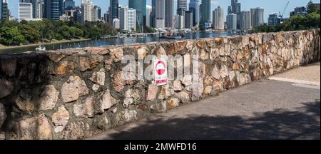 Indossa il cartello con il casco sulla parete rocciosa delle scogliere di Kangaroo Point Foto Stock