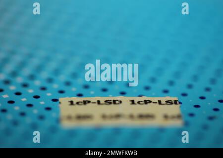 Bianco auto fatto lsd carte colorful droghe macro sfondo e sfondi in super fine di alta qualità psichedelico hippie indigo trance stampe Foto Stock