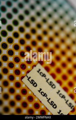 Bianco auto fatto lsd carte colorful droghe macro sfondo e sfondi in super fine di alta qualità psichedelico hippie indigo trance stampe Foto Stock