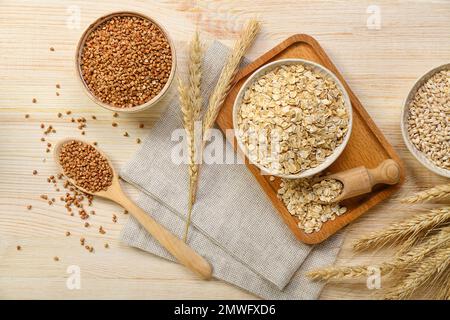 Composizione con diversi cereali e spikelets su fondo ligneo Foto Stock