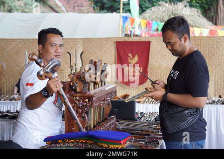 La gente sta tenendo i keris. Il Keris è una delle armi tradizionali indonesiane. Le persone che fanno il keris si chiamano empu Foto Stock