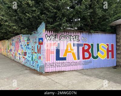 Murale su un muro all'inizio del quartiere di Flatbush lungo Church Avenue a Brooklyn New York. Foto Stock