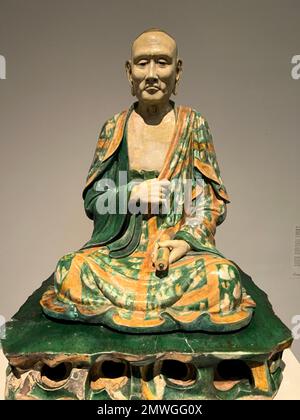 Arhat (Luohan), Cina, ca, 1000. Gres con smalto a tre colori. Metropolitan Museum of Art, New York City. Foto Stock