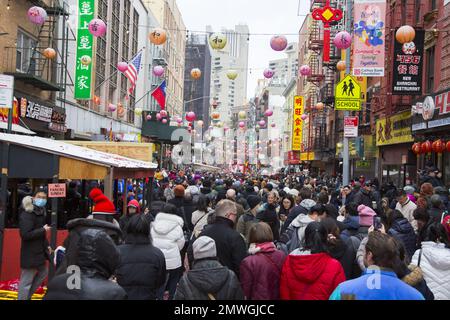 Migliaia di cinesi e altri si riuniscono a Chinatown a Manhattan per celebrare e portare l'anno del coniglio il primo giorno del nuovo anno lunare 2023. Foto Stock