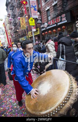 Migliaia di cinesi e altri si riuniscono a Chinatown a Manhattan per celebrare e portare l'anno del coniglio il primo giorno del nuovo anno lunare 2023. Foto Stock