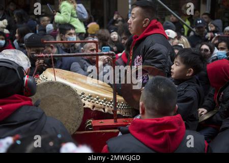 Migliaia di cinesi e altri si riuniscono a Chinatown a Manhattan per celebrare e portare l'anno del coniglio il primo giorno del nuovo anno lunare 2023. Foto Stock