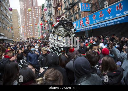 Migliaia di cinesi e altri si riuniscono a Chinatown a Manhattan per celebrare e portare l'anno del coniglio il primo giorno del nuovo anno lunare 2023. Foto Stock