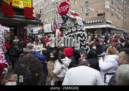 Migliaia di cinesi e altri si riuniscono a Chinatown a Manhattan per celebrare e portare l'anno del coniglio il primo giorno del nuovo anno lunare 2023. Foto Stock