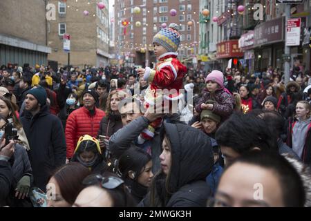 Migliaia di cinesi e altri si riuniscono a Chinatown a Manhattan per celebrare e portare l'anno del coniglio il primo giorno del nuovo anno lunare 2023. Foto Stock