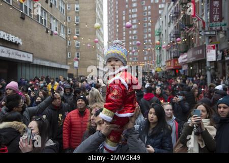 Migliaia di cinesi e altri si riuniscono a Chinatown a Manhattan per celebrare e portare l'anno del coniglio il primo giorno del nuovo anno lunare 2023. Foto Stock