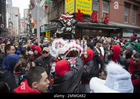 Migliaia di cinesi e altri si riuniscono a Chinatown a Manhattan per celebrare e portare l'anno del coniglio il primo giorno del nuovo anno lunare 2023. Foto Stock