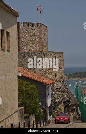 Una bella vista di San Vicente de la Barquera dal castello Foto Stock