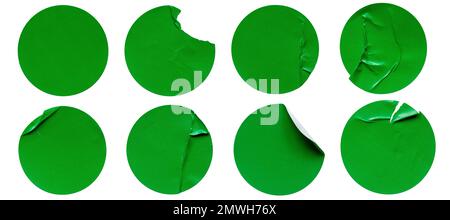 Un set di etichette adesive rotonde bianche in carta adesiva verdi isolate su sfondo bianco. Foto Stock