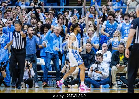 1 febbraio 2023: North Carolina Tar Heels guardia R.J. Davis (4) festeggia dopo aver attirato il fallo contro i Pittsburgh Panthers durante la seconda metà del matchup di basket ACC al Dean Smith Center di Chapel Hill, North Carolina. (Scott Kinser/CSM) Foto Stock