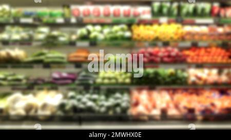 Sfondo sfocato astratto del supermercato navata mensole refrigerato zona di verdure. Foto Stock